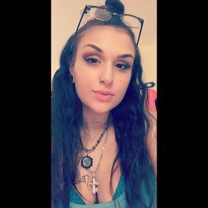 Meet your Posher, Annastasia